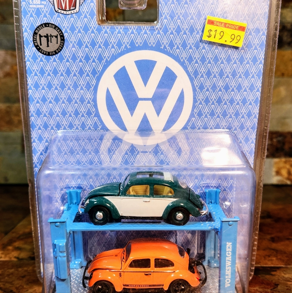 M2-Machines Collectibles  • 1953 - V.W. Beetle Deluxe USA Model • Auto Lift